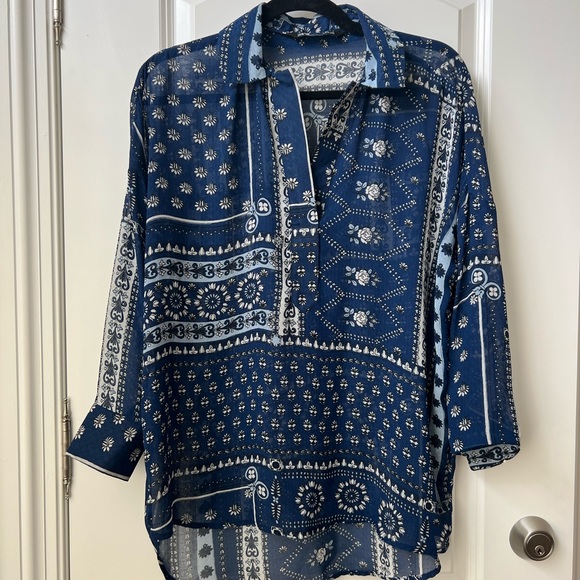 Luxurious silky blouse blue and white pattern. Perfect top - Picture 3 of 5